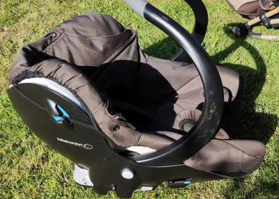 Terénní kočárek ve slušném stavu