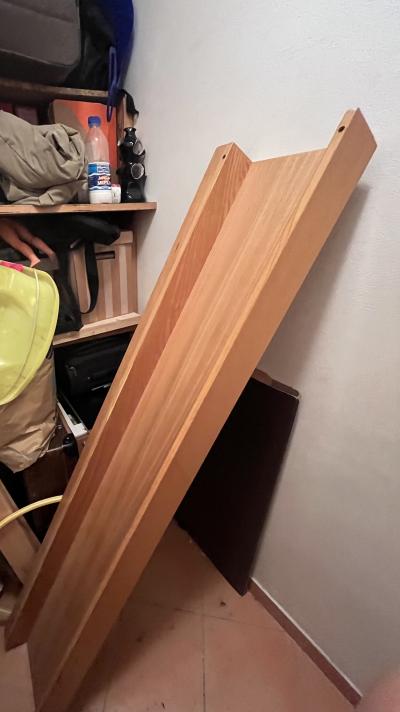Daruji dvě dřevěná prkna pod skříň