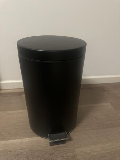 Daruji černý kovový koš
