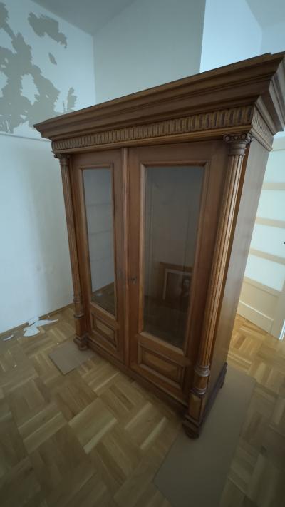 Skříň z masivního dřeva