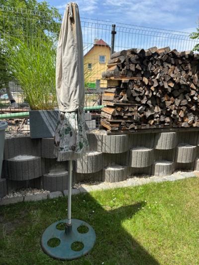Slunečník s těžkým kovovým podstavcem