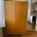 Sedačka, křeslo. taburety, TV stěna, skříň, skříňky a postel