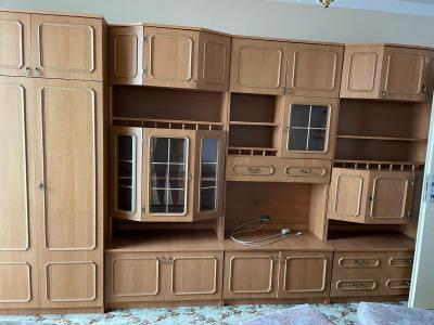 Sedačka, křeslo. taburety, TV stěna, skříň, skříňky a postel