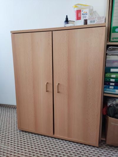 Komoda se 2 policemi