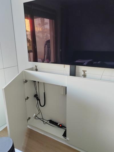 Výsuv na TV s motorem + Skříň na míru pro tv 65'