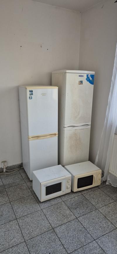 Ledničky a mikrovlnky, funkční.