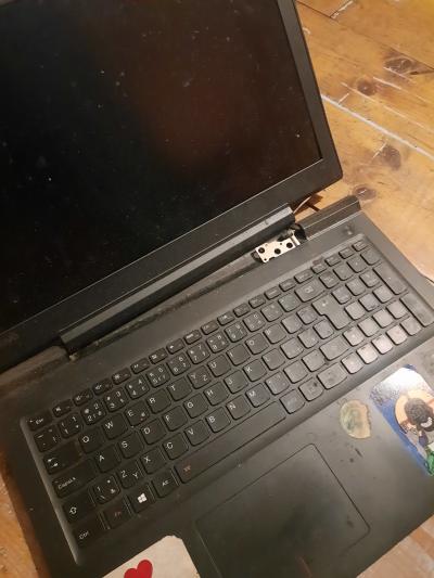 Notebook rozbitý a kabely