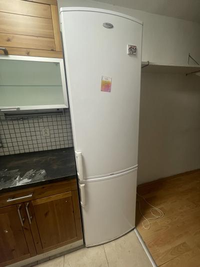 Funkční lednice s mrazákem Whirpool