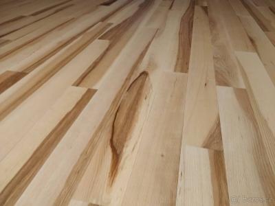 4 m2 krásné jasanové vrstvené podlahy + lišty a zbytky