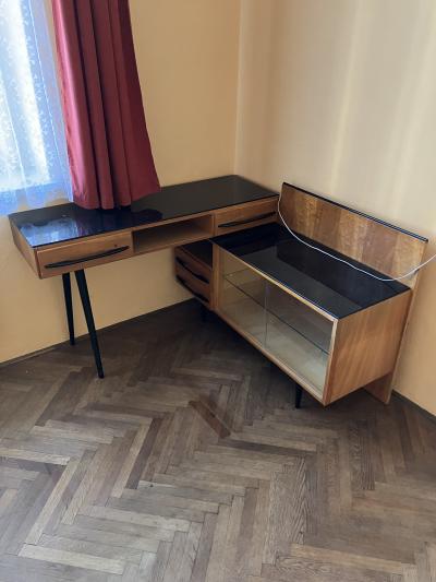 Rohový stolek se skříňkou a ještě jednou malou skříňkou