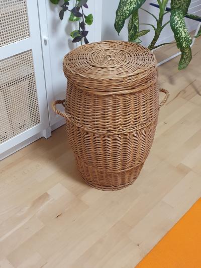 Daruji za odvoz koš na prádlo
