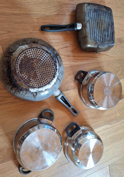 Hrnce a panve starsi ale funkcni (nevhodne na indukci)