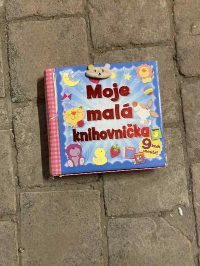 Kniha s devíti malými knihami pro malé děti
