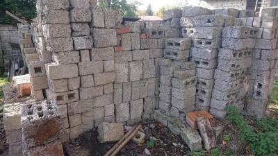 Stavební materiál. Tvárnice, cihly