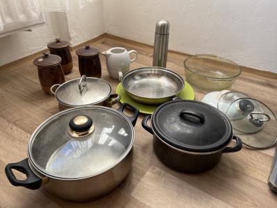 Starší hrnce a další kuchyňské nádoby