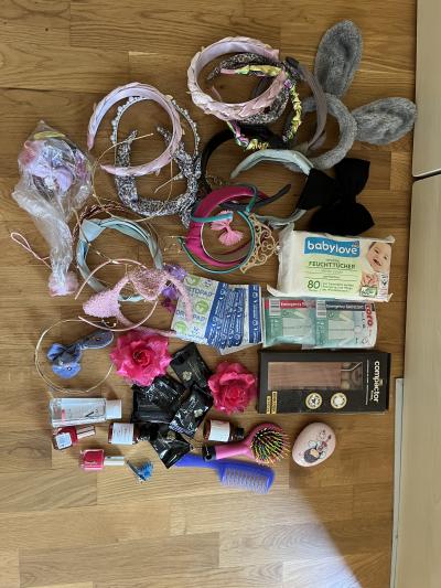 Čelenky, šminky, hřebeny, ubrousky
