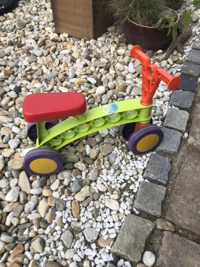 Plastové odrážedlo pro nejmenší.