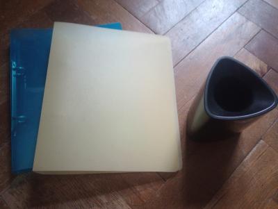 Dvoje desky A5 a stojánek na tužky