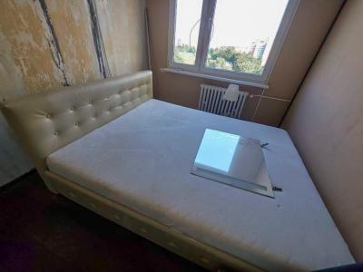 ČALOUNĚNÁ POSTEL S MATRACÍ – PRAHA