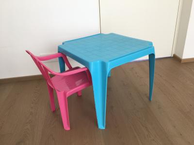 Dětský stoleček s židličkou.