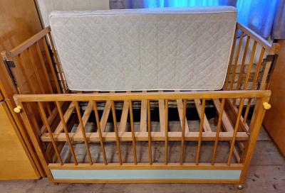 Dětská postýlka s roštem i matrací