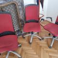 Modré a červené kancelářské židle