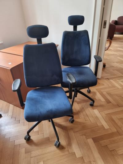 Modré a červené kancelářské židle