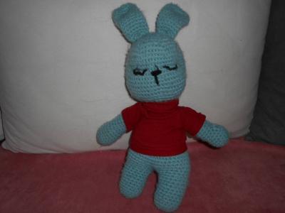 Pletená hračka zajíček.