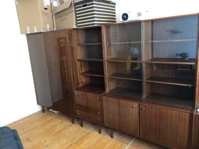 Šatní skříň a další 2 skříňky/vitríny