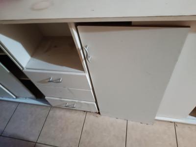 2 bílé skříňky - zásuvky + police