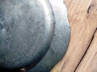 Starý cínový talíř