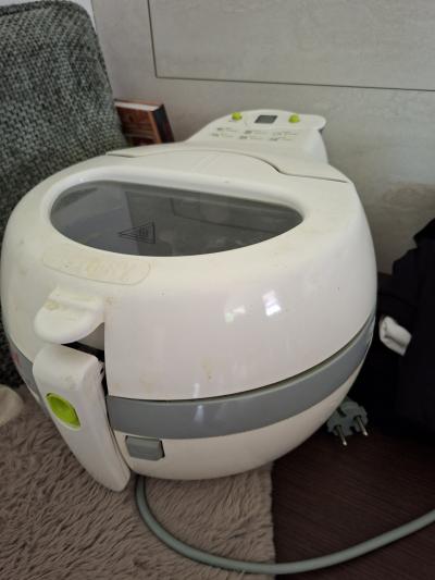 Horkovzdušná fritéza Tefal.