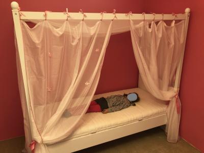 Dětská postel (211x96 cm) bez roštu a bez matrace