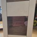 Částečně prosklená skříň s osvětlením