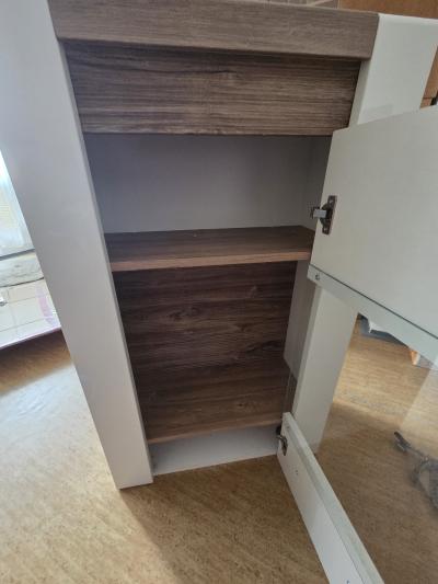 Částečně prosklená skříň s osvětlením