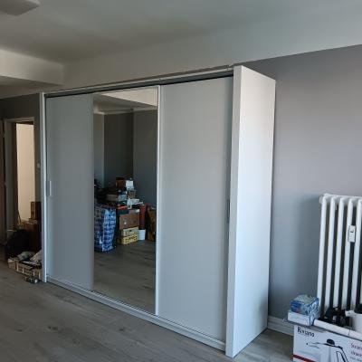 Zrcadlová šatní skříň