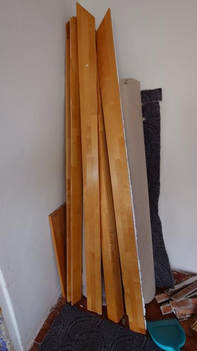 Zbytky dřevěných lišt