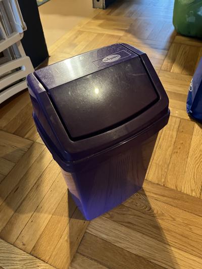 Malý plastový koš na odpadky