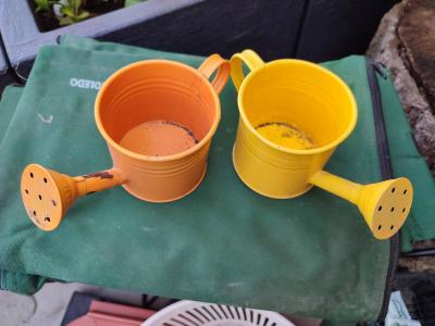 Malé plechové konvičky