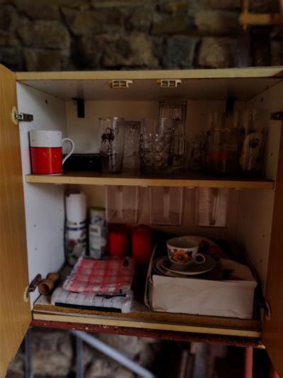 Kuchyňská skříňka+ nádobí