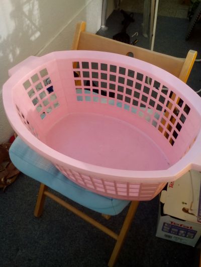 Růžový koš na prádlo