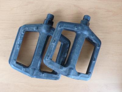 ...plastové pedály...