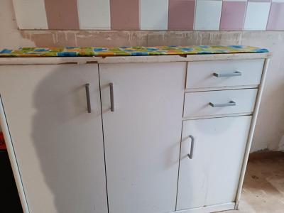 Bílá skříňka se šuplíky