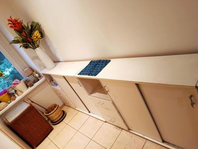 Bílé skříňky  se zásuvkami