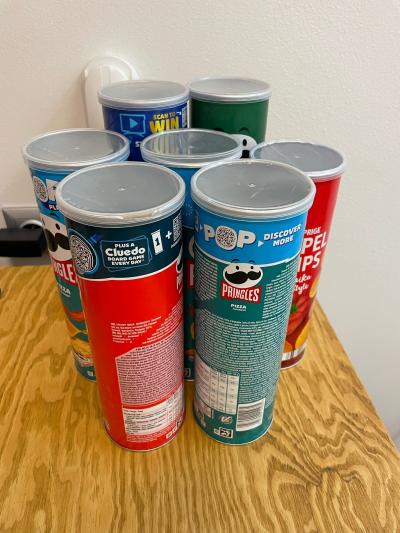Prázdné obaly od Pringles