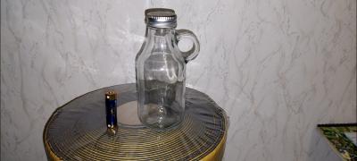 lahvička s ouškem skleňená