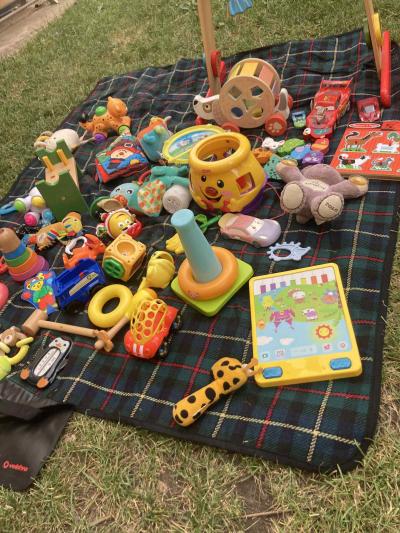 Hromada hraček pro malé děti