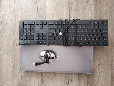 Na náhradní díly notebook a plně funkční myš a klávesnice