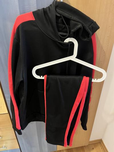 Daruji za odvoz  sportovní souprava. Vel: M.