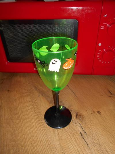 Plastová sklenka na nožce,